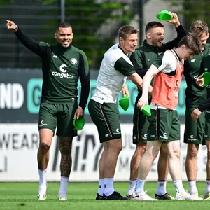Maurides albert mit den Teamkollegen auf dem Trainingsplatz herum.