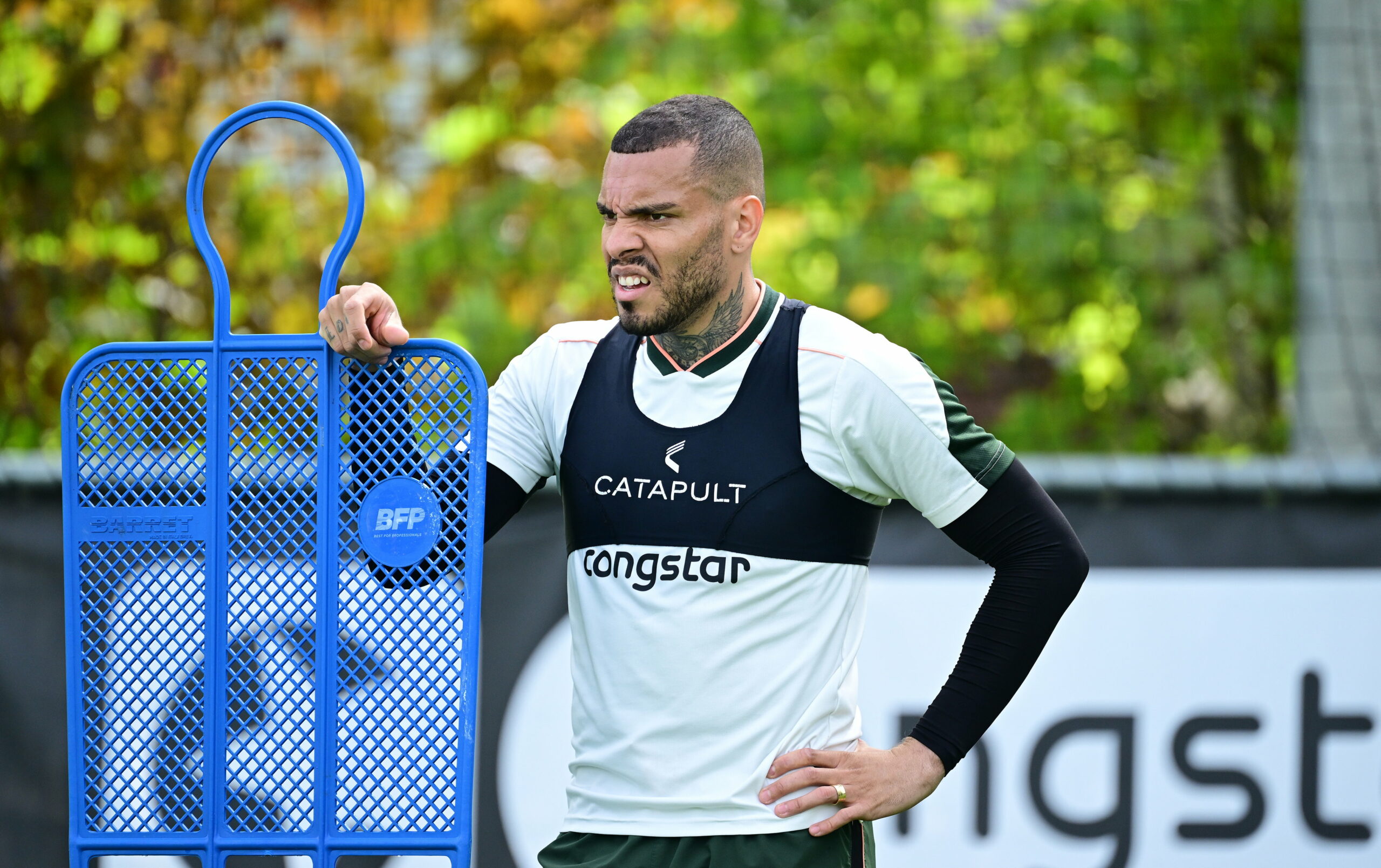 Maurides wirkt beim St. Pauli-Training erschöpft und hält sich an einer Stange fest