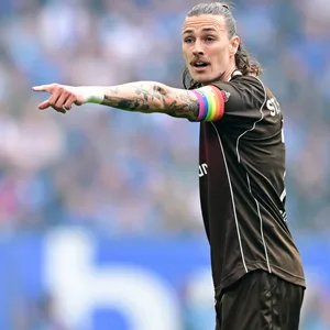 Jackson Irvine mit Kapitänsbinde