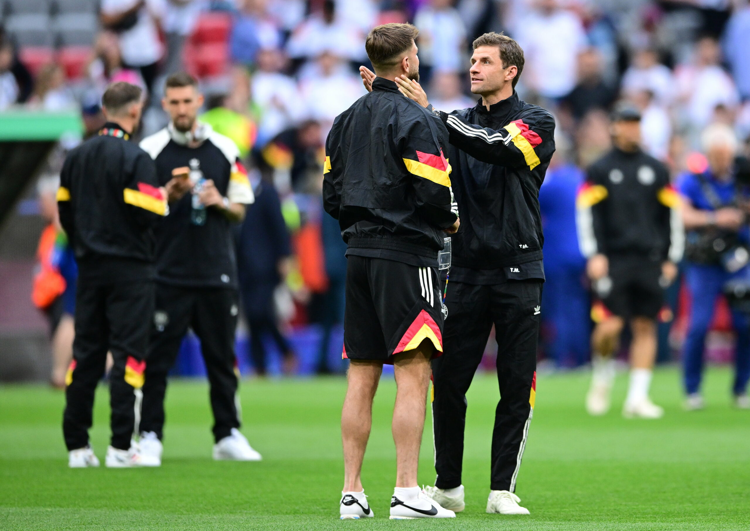 Thomas Müller tätschelt Niclas Füllkrug bei der Platzbegehung vor dem EM-Eröffnungsspiel in München.