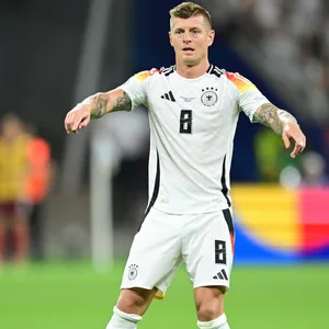 Toni Kroos dirigiert auf dem Platz