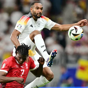 Jonathan Tah im Zweikampf mit Breel Embolo
