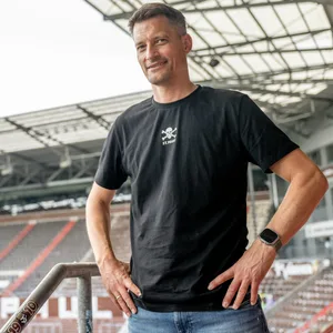 Alexander Blessin mit den Händen in der Hüfte