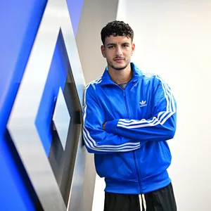 HSV-Zugang Daniel Elfadli mit der HSV-Raute