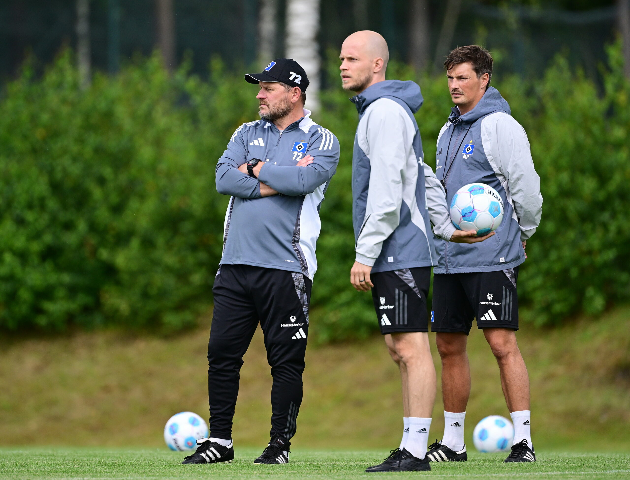 Steffen Baumgart, René Wagner und Merlin Polzin beobachten das HSV-Training