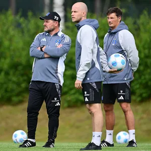 Steffen Baumgart, René Wagner und Merlin Polzin beobachten das HSV-Training