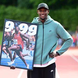 Owen Ansah mit einem Bild, auf dem sein Rekord ausgezeichnet wird