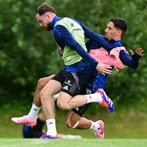 Ein Zweikampf mit Folgen: Valon Zumberi und Ludovit Reis beim ersten HSV-Training in Schneverdingen.