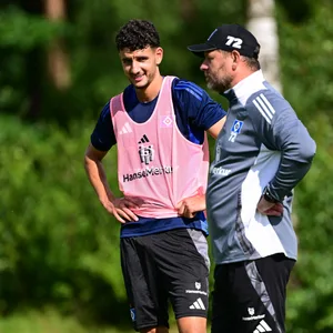 Steffen Baumgart und Daniel Elfadli im Gespräch auf dem Trainingsplatz in Schneverdingen