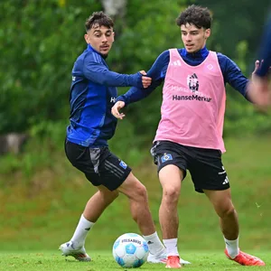 Nicolas Oliveira und Bilal Yalcinkaya kämpfen im HSV-Training um den Ball.