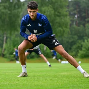 Daniel Elfadli dehnt sich im HSV-Training in Schneverdingen.