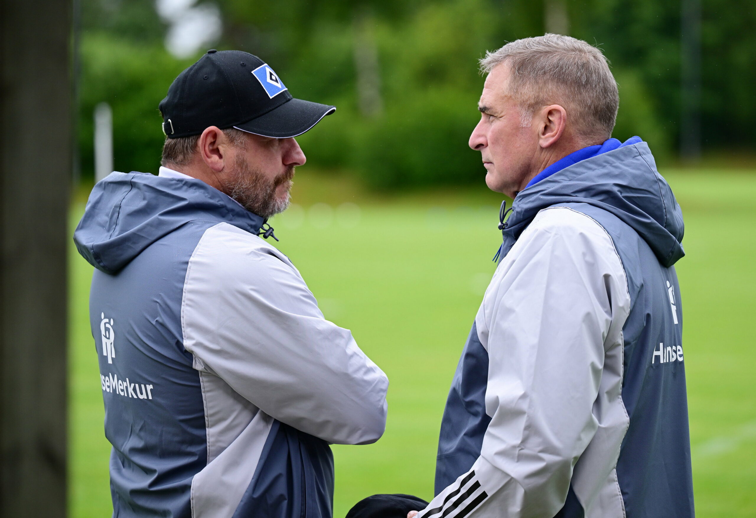 Steffen Baumgart und Stefan Kuntz gucken sich am Trainingsrand ernst an