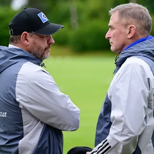 Steffen Baumgart und Stefan Kuntz gucken sich am Trainingsrand ernst an
