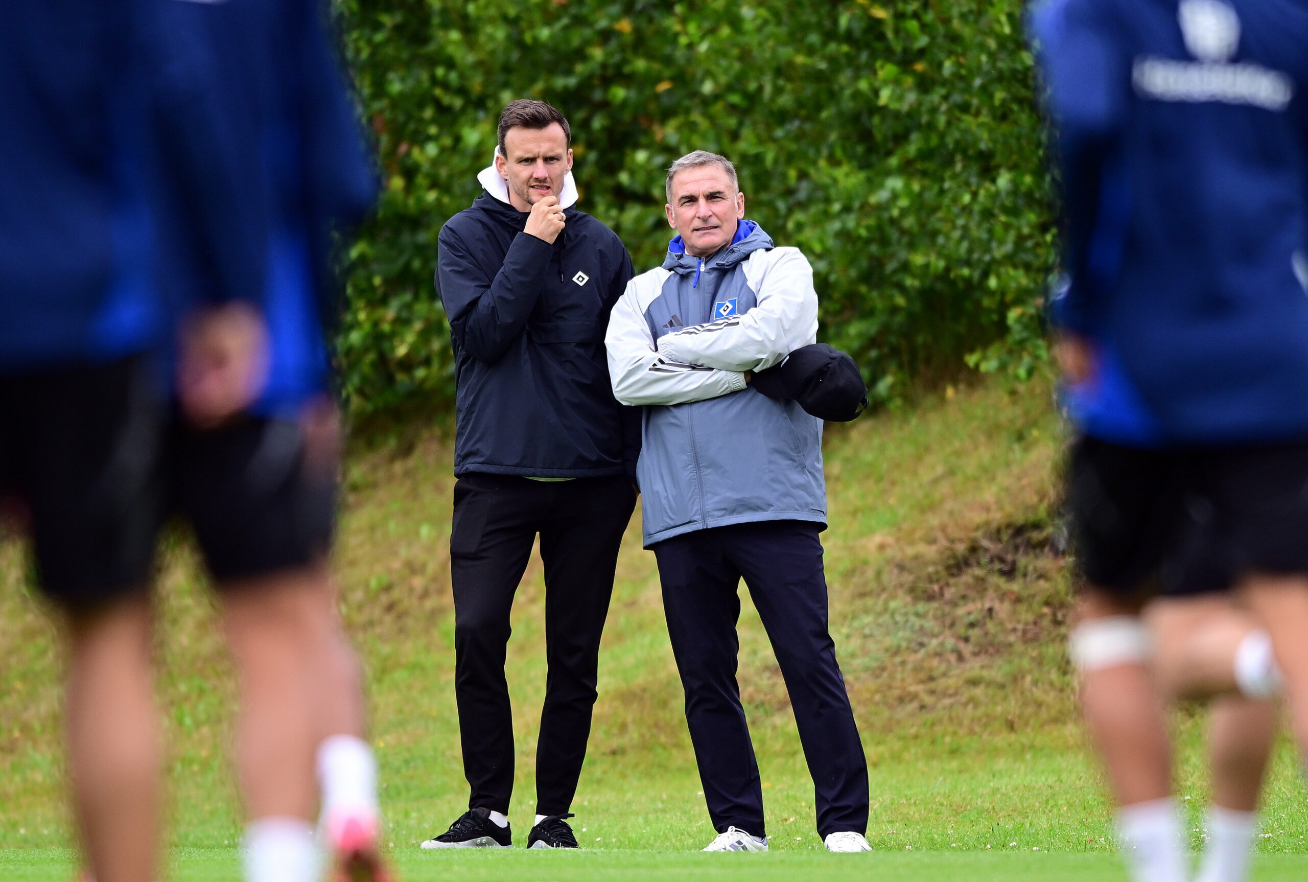 Claus Costa und Stefan Kuntz beobachten das HSV-Training