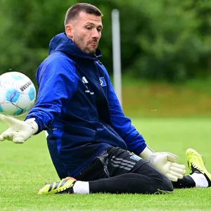 Daniel Heuer Fernandes im HSV-Training in Schneverdingen bei einer Parade