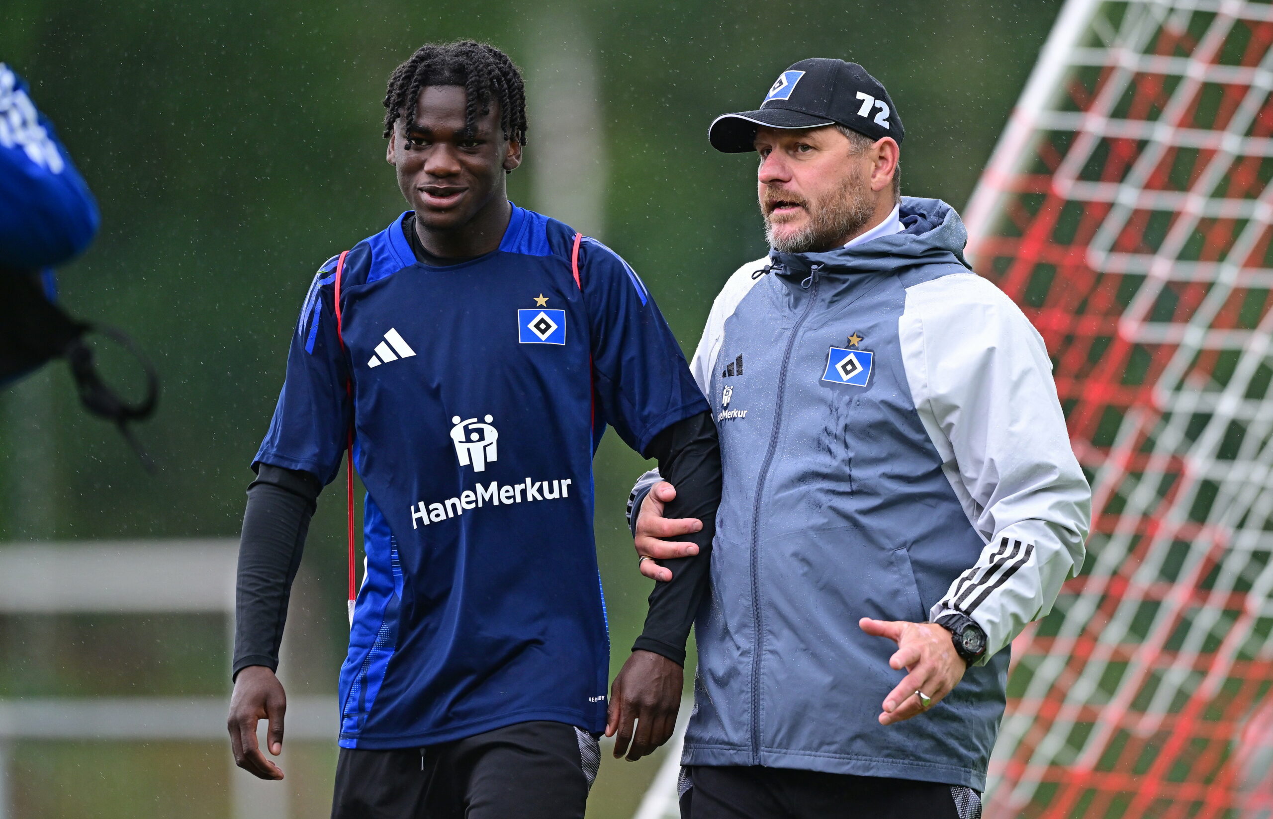 Steffen Baumgart nimmt Fabio Baldé im HSV-Training an die Hand