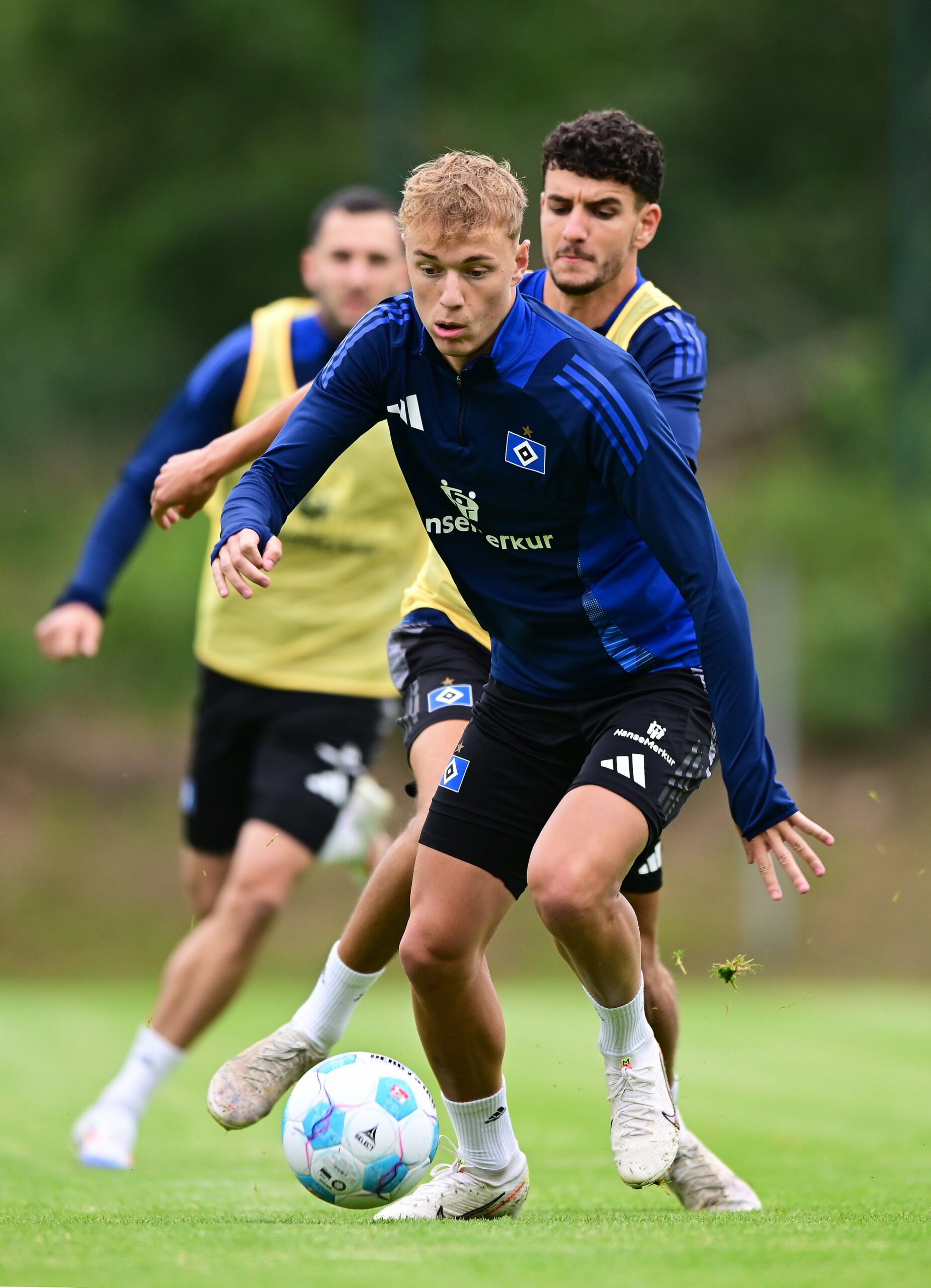 Adam Karabec in seinem ersten HSV-Training am Ball