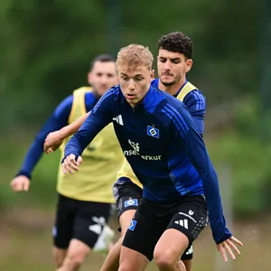 Adam Karabec in seinem ersten HSV-Training am Ball