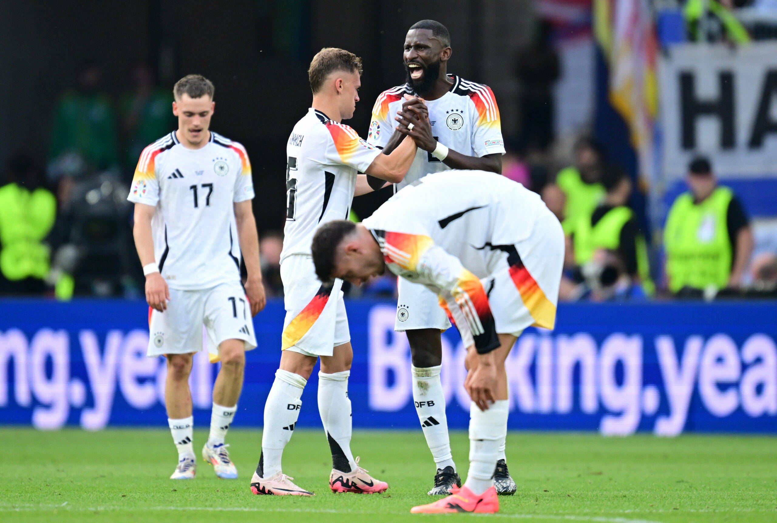 Antonio Rüdiger und Joshua Kimmich klatschen sich nach dem 1:1 gegen Spanien ab.