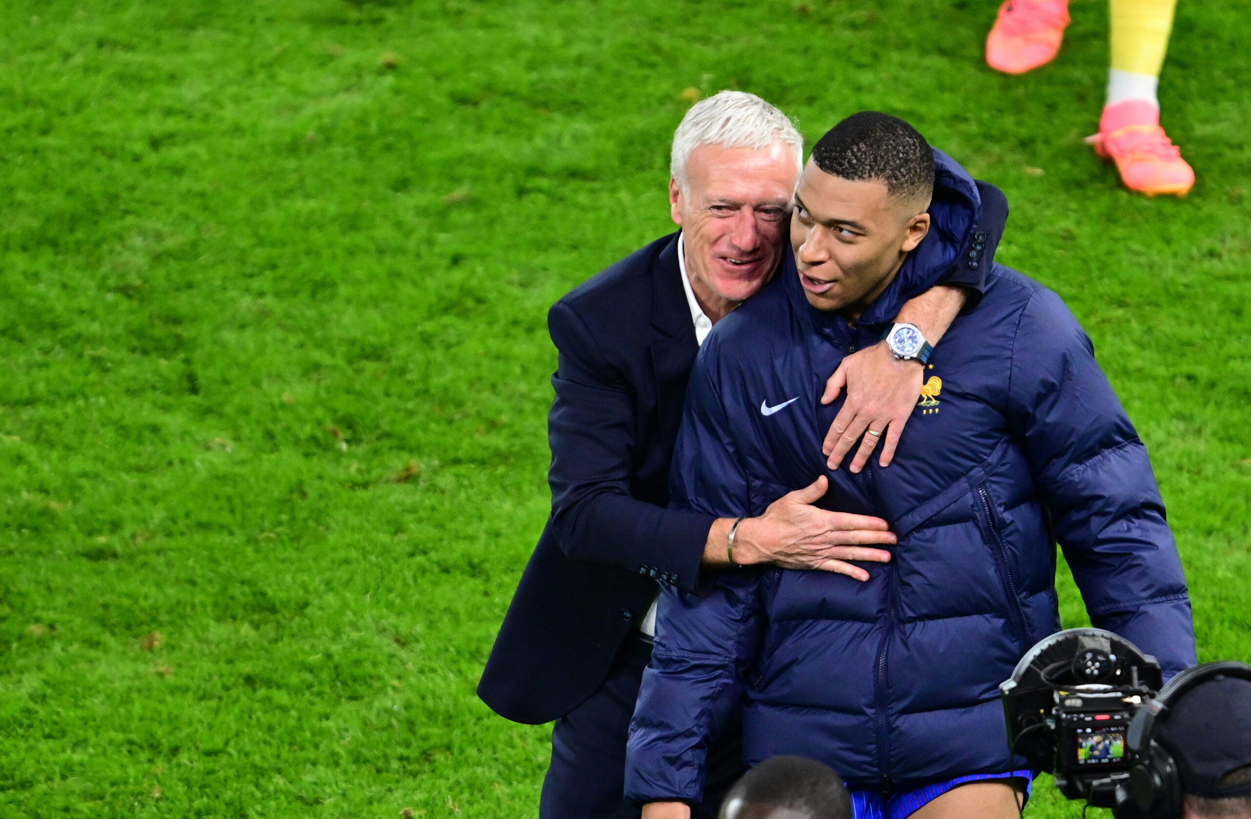 Didier Deschamps umarmt Kylian Mbappé