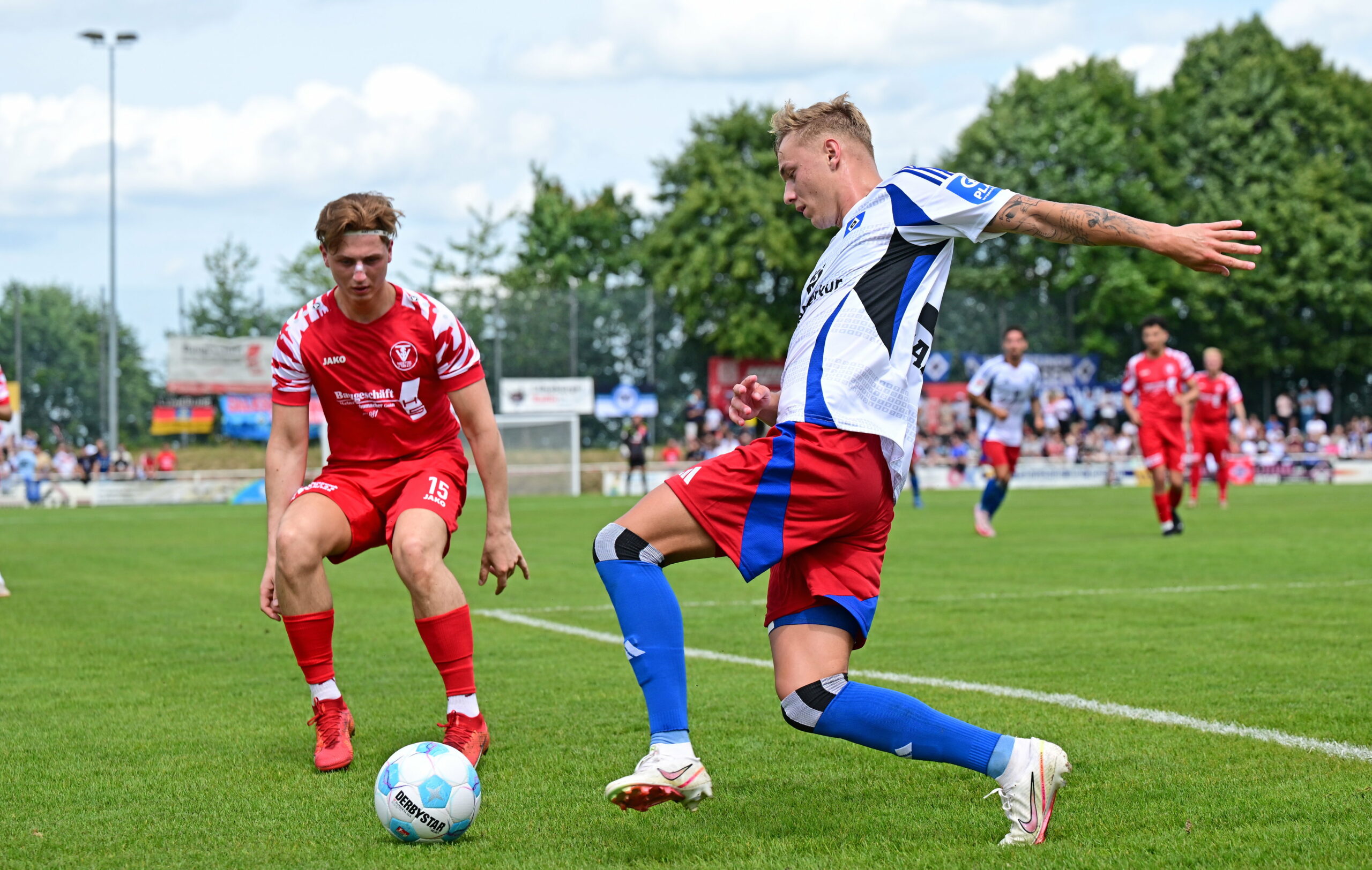 HSV-Zugang Adam Karabec (r.) feiert beim Test in Neetze ein ordentliches Debüt für die Hamburger.