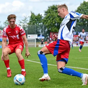 HSV-Zugang Adam Karabec (r.) feiert beim Test in Neetze ein ordentliches Debüt für die Hamburger.