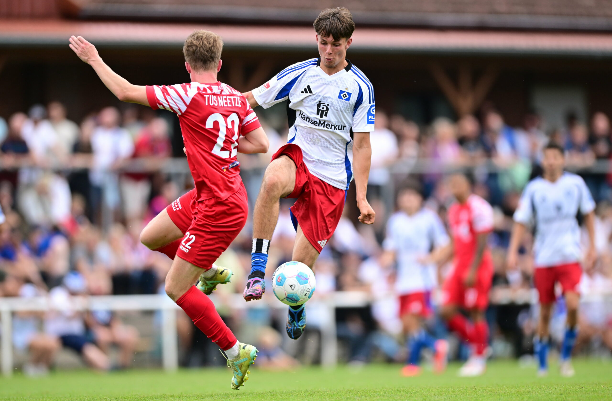 Otto Stange (hier im Duell mit Matthieu Makkai) erzielte beim HSV-Test in Neetze zwei Tore.