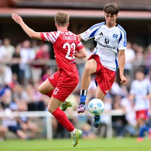 Otto Stange (hier im Duell mit Matthieu Makkai) erzielte beim HSV-Test in Neetze zwei Tore.