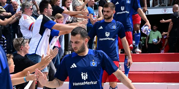 Levin Öztunali, Lukasz Poreba und Dennis Hadzikadunic klatschen mit HSV-Fans in Neetze ab