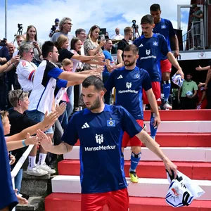 Levin Öztunali, Lukasz Poreba und Dennis Hadzikadunic klatschen mit HSV-Fans in Neetze ab