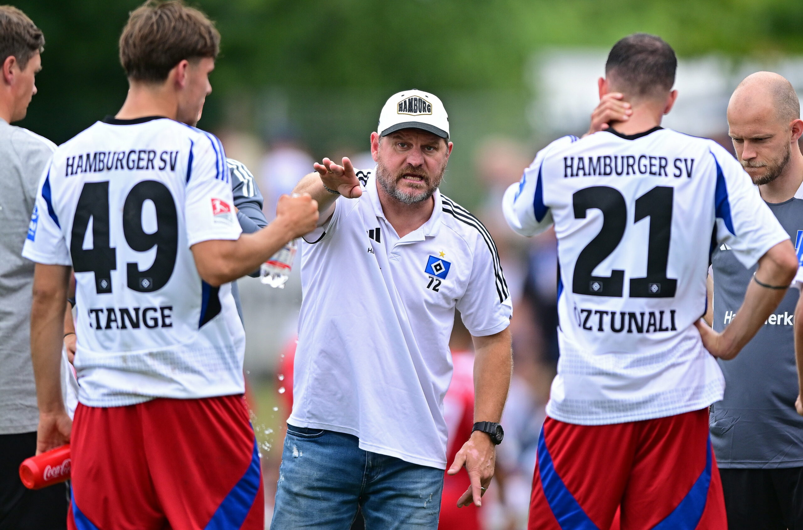 Steffen Baumgart gibt beim HSV-Testspiel gegen Neetze Anweisungen