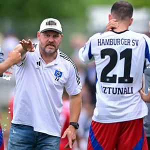 Steffen Baumgart gibt beim HSV-Testspiel gegen Neetze Anweisungen