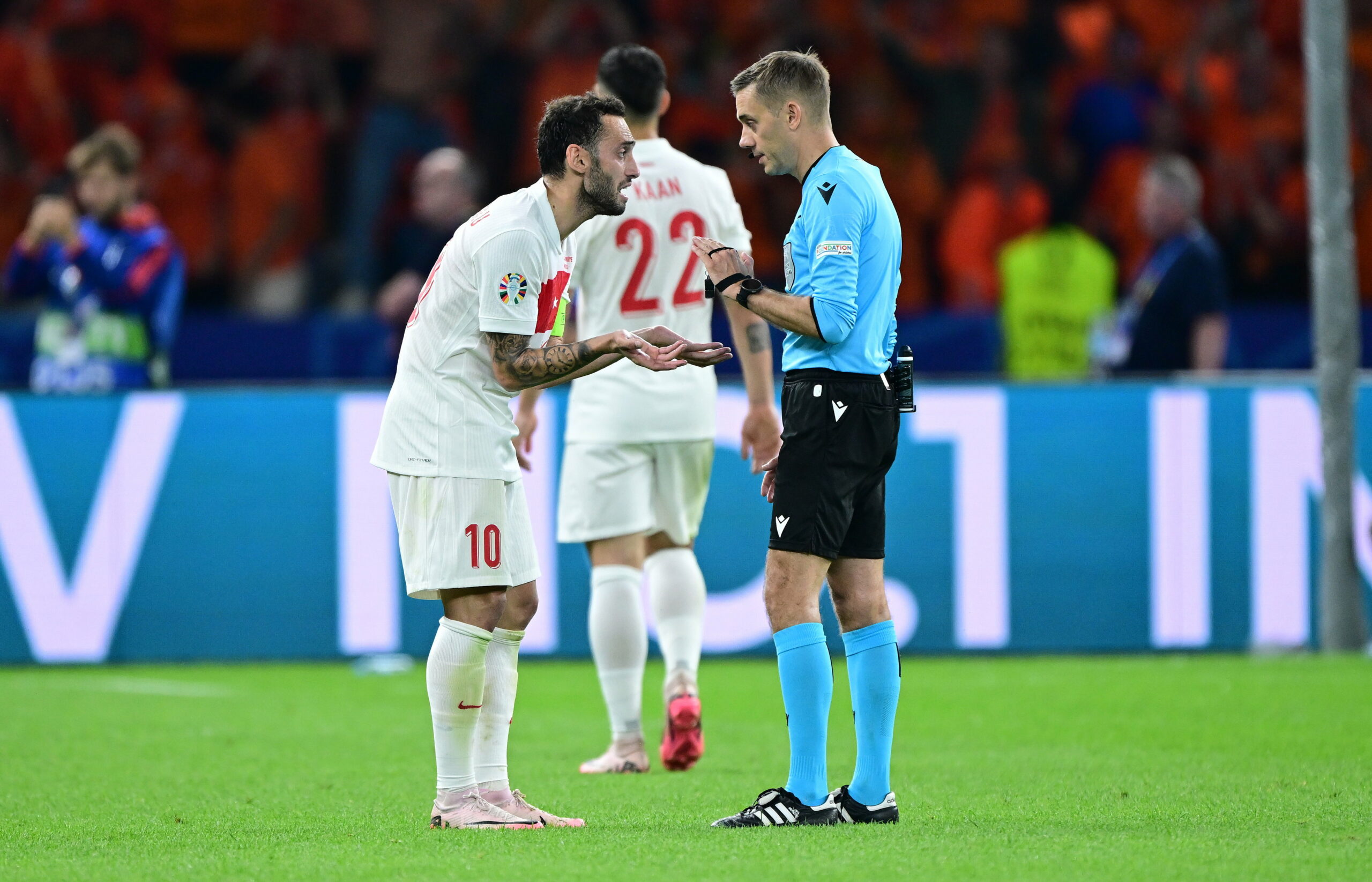 Hakan Calhanoglu diskutiert mit Clement Turpin