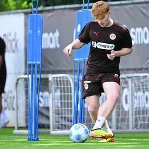 Robert Wagner beim Passen im St. Pauli-Training