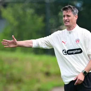 St. Paulis neuer Trainer Alexander Blessin gestikuliert beim Start in die Saisonvorbereitung