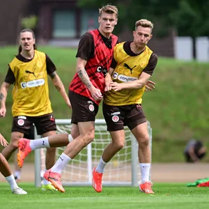 Eric Smith und Johannes Eggestein im Zweikampf