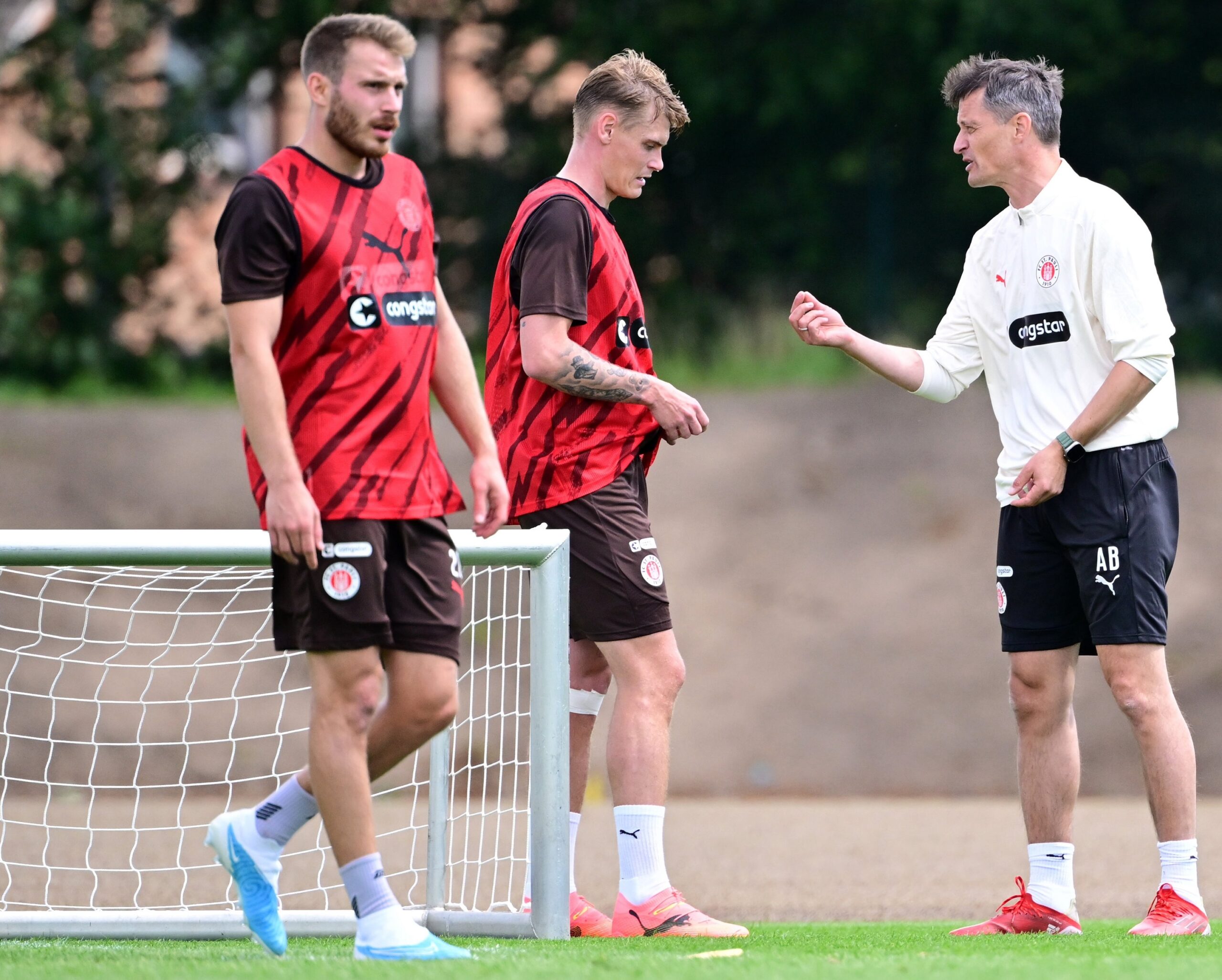 Alexander Blessin beim Training im Gespräch mit Eric Smith