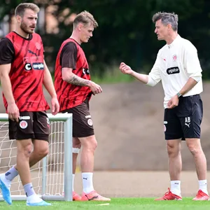 Alexander Blessin beim Training im Gespräch mit Eric Smith