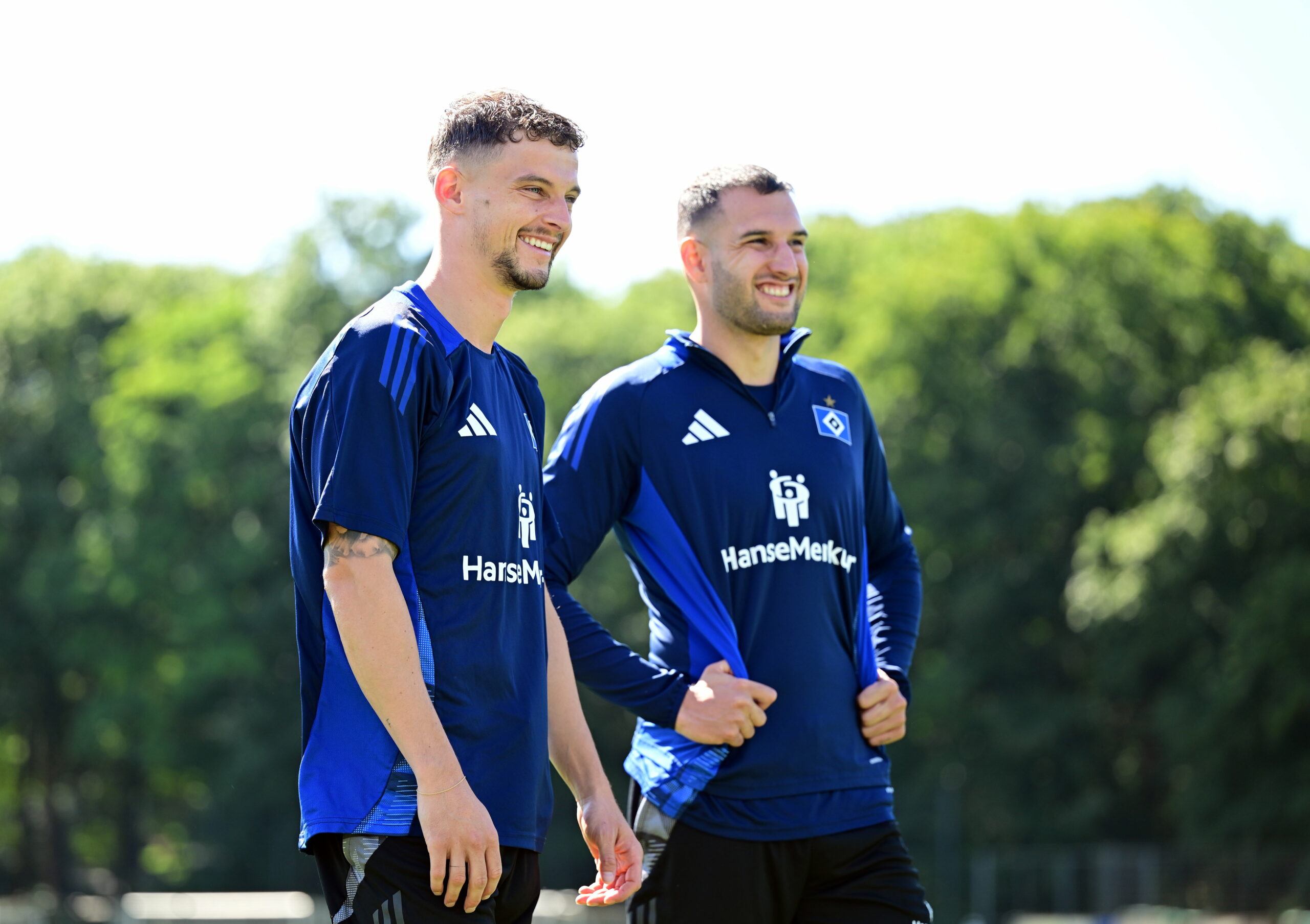 Moritz Heyer und Levin Öztunali lachen im HSV-Training.