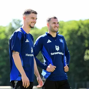 Moritz Heyer und Levin Öztunali lachen im HSV-Training.