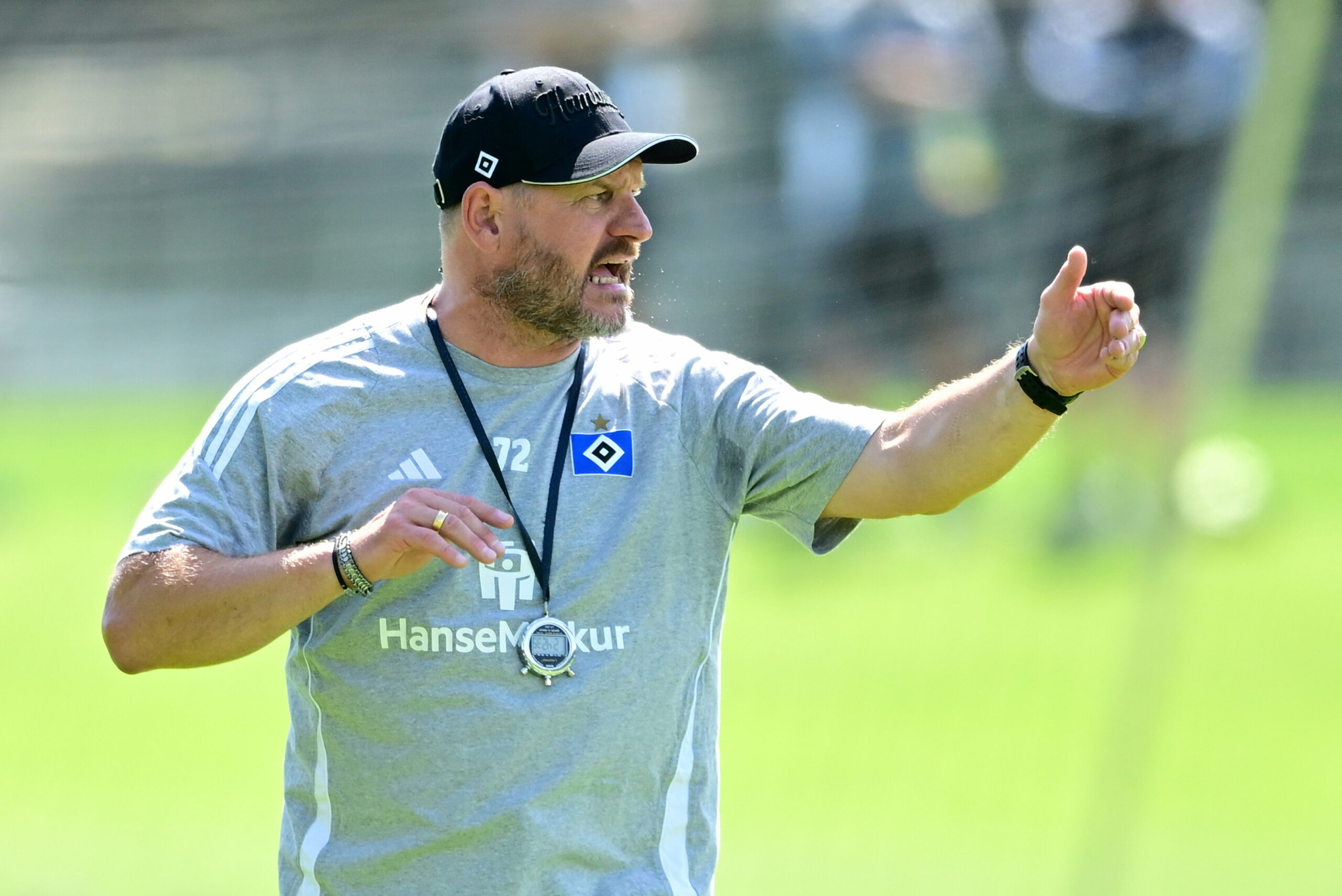 HSV-Trainer Steffen Baumgart gibt Anweisungen auf dem Trainingsplatz.