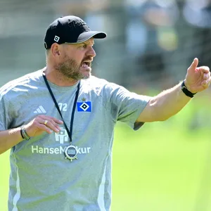 HSV-Trainer Steffen Baumgart gibt Anweisungen auf dem Trainingsplatz.