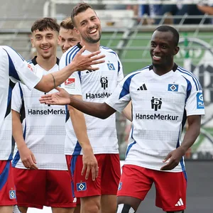 Levin Öztunali, Bilal Yalcinkaya, Jonas Meffert und Jean-Luc Dompé jubeln über ein HSV-Tor gegen den VfB Lübeck