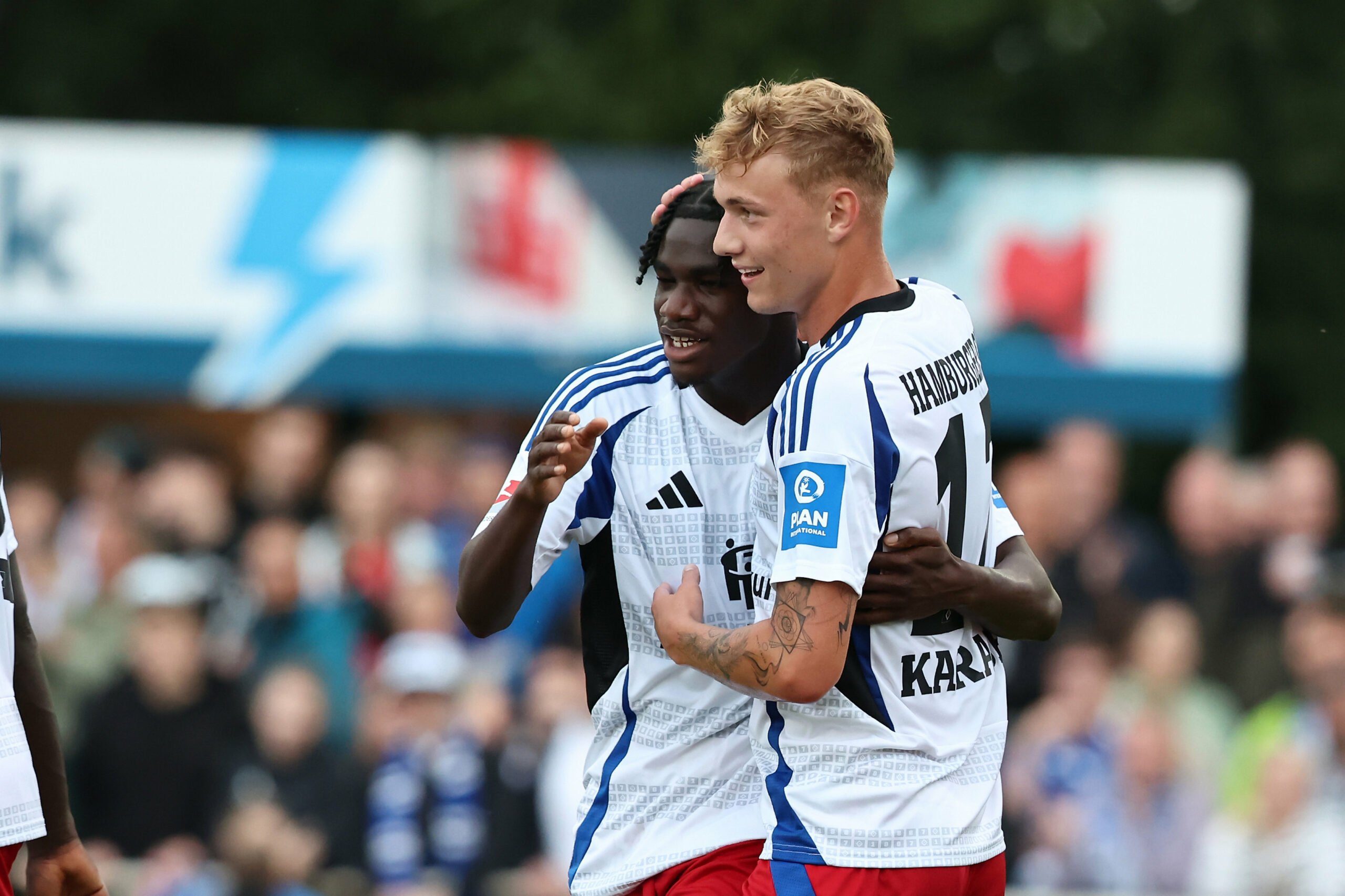 Adam Karabec jubelt mit Fabio Baldé über sein HSV-Tor