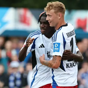 Adam Karabec jubelt mit Fabio Baldé über sein HSV-Tor