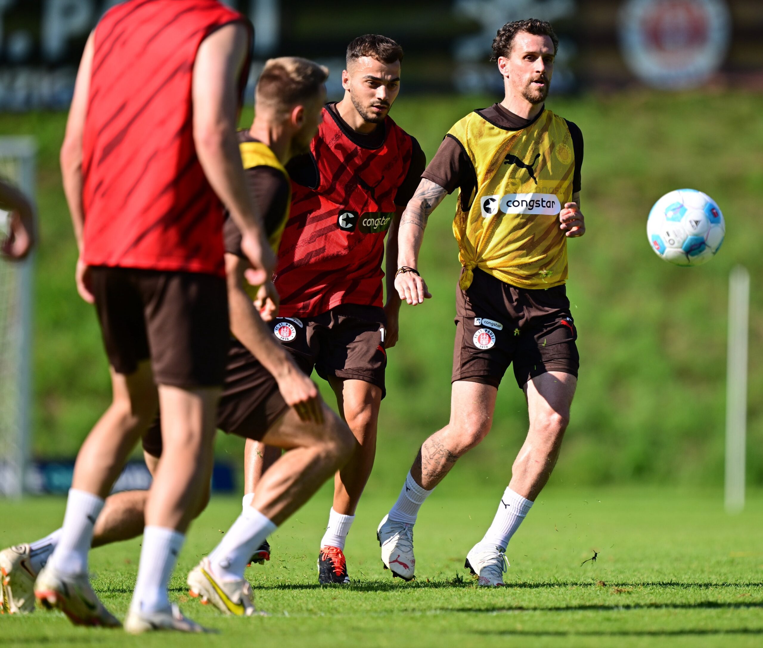 Danel Sinani und Simon Zoller im Trainingsspiel in Scheffau