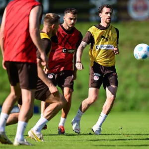 Danel Sinani und Simon Zoller im Trainingsspiel in Scheffau