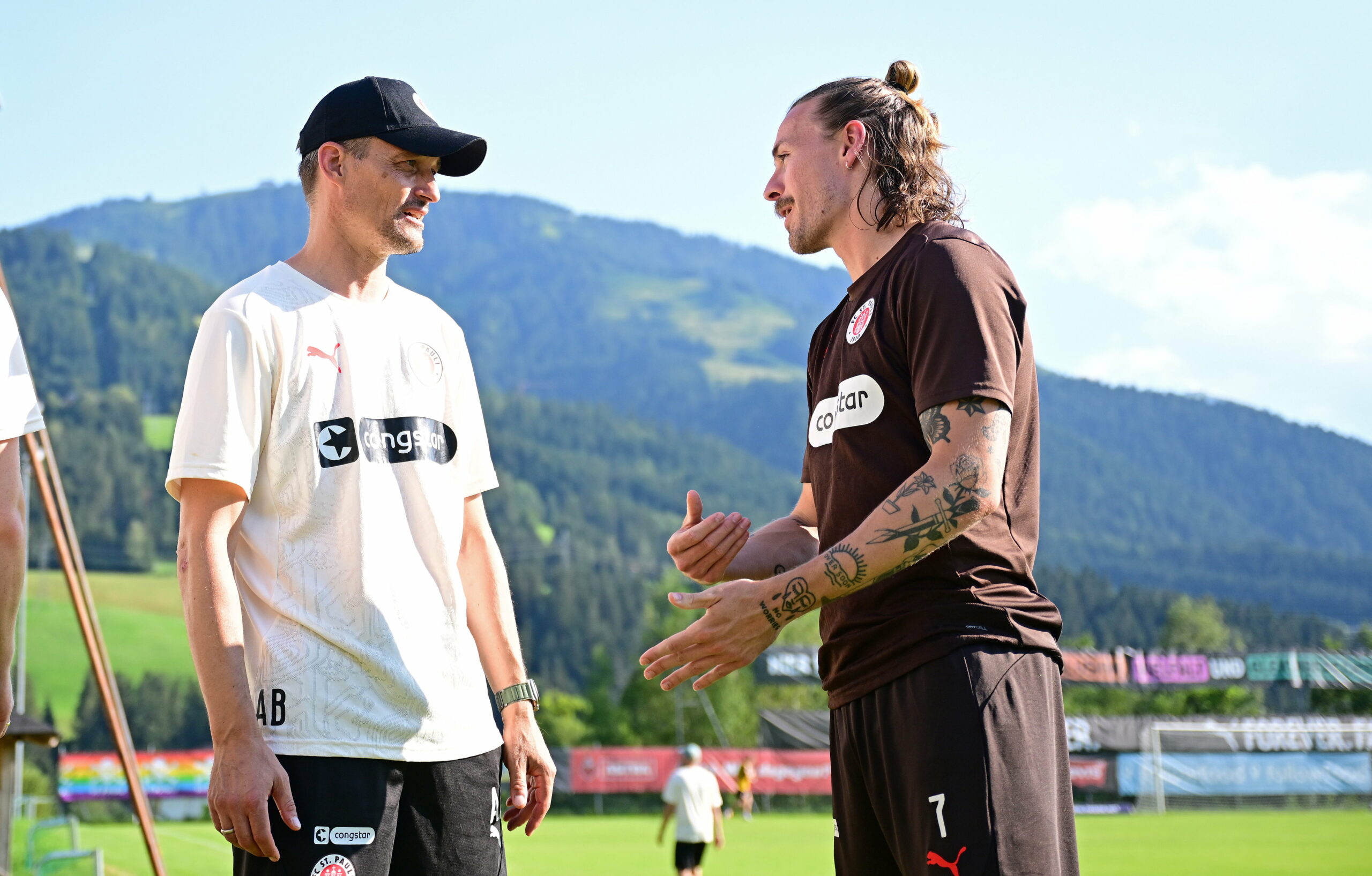 Alexander Blessin im Dialog mit Jackson Irvine