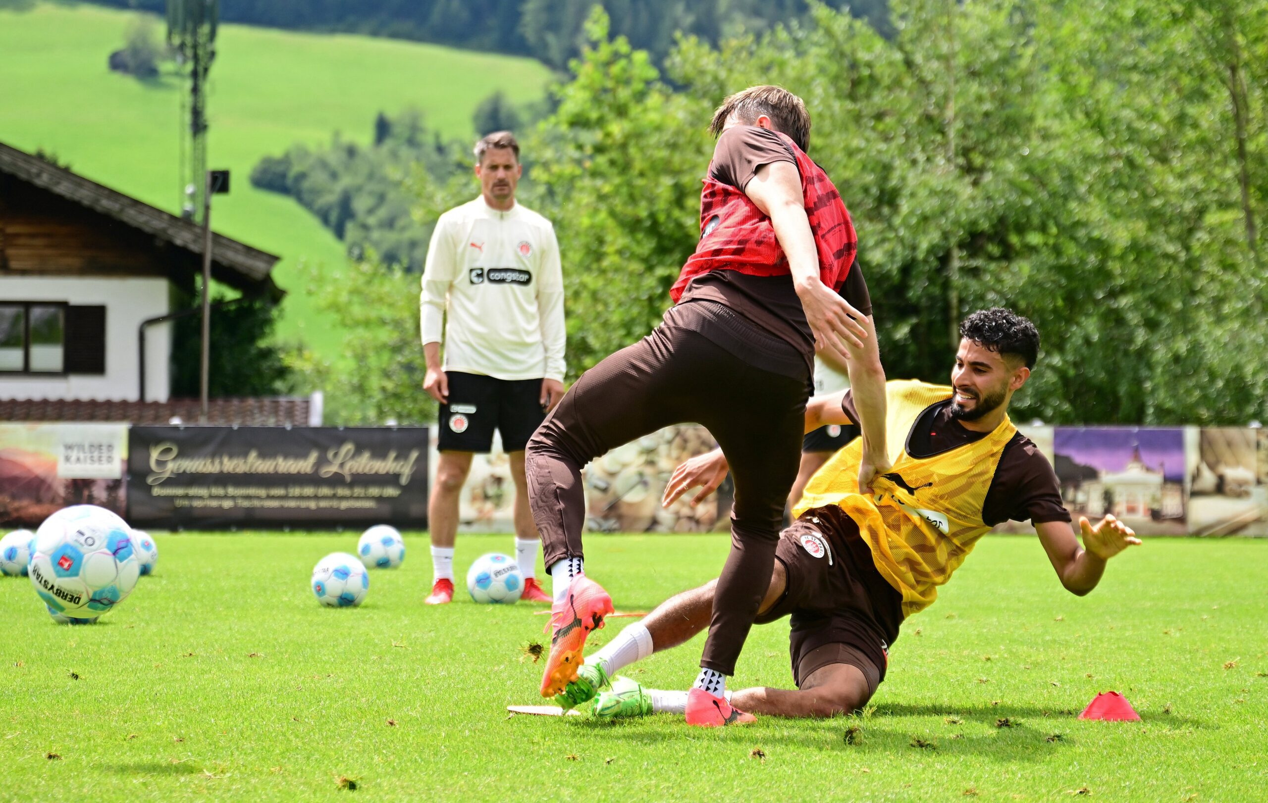 Elias Saad und Scott Banks beim Trainigsduell in Scheffau