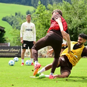 Elias Saad und Scott Banks beim Trainigsduell in Scheffau